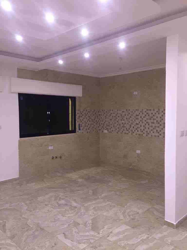 عماره حديثة البناء ..بتشطيب سوبر ديلوكس ...كراج خاص وخزان ماء خاص لكل شقه ...في منطقة البنيات قريبه من مدارس الحصاد الحديثة ..تبقى شقتين فقط..قابله للتفاوض ..التعامل مع الشركه مباشرة.