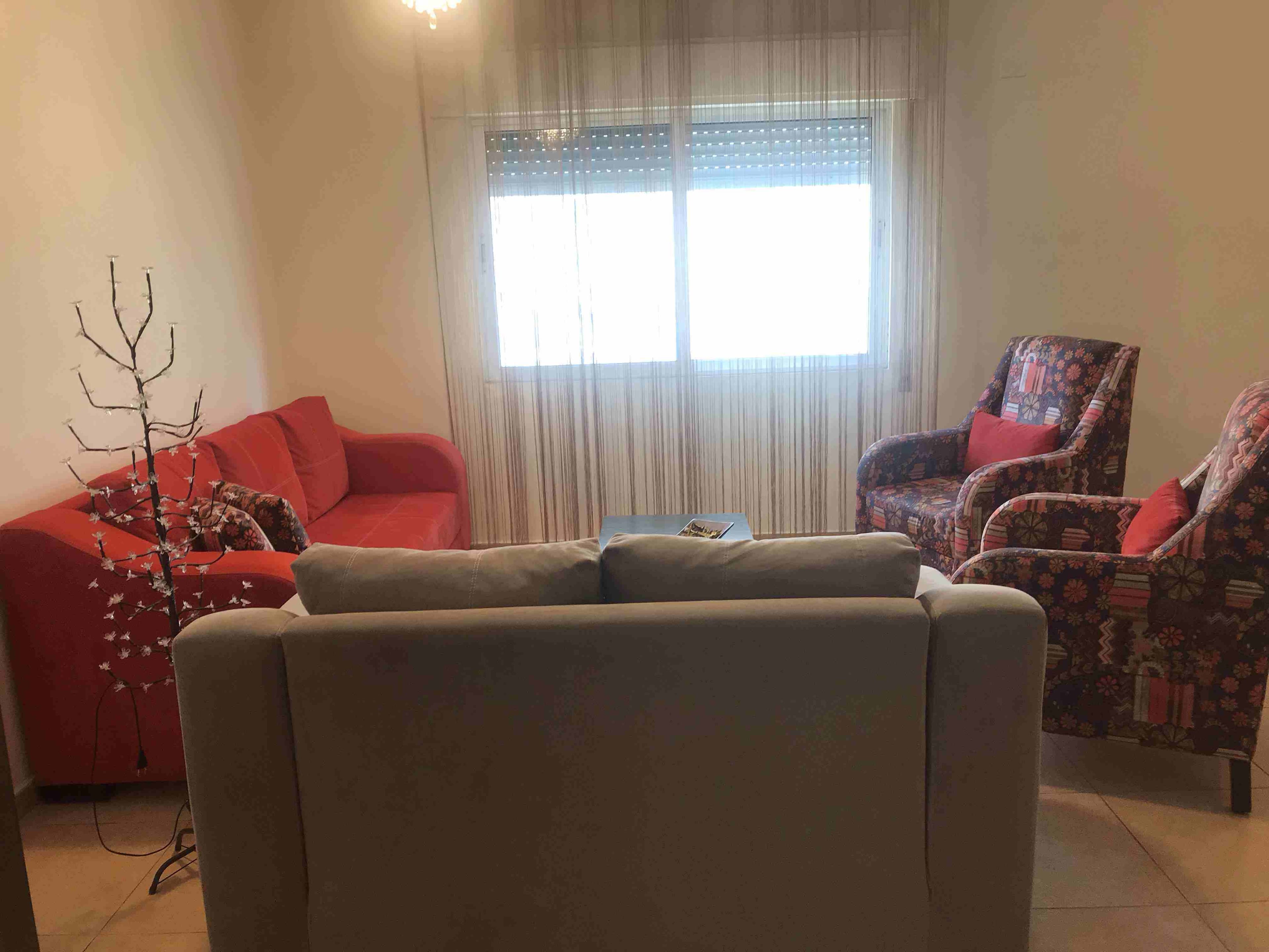 طقم كنب سبع مقاعد خشب سويد بحالة الجديد استخدام ١٠ اشهر فقط استخدام عرسان خفيف جدا السعر غير قابل للتفاوض