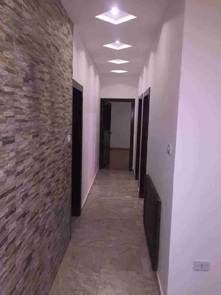 عماره حديثة البناء ..بتشطيب سوبر ديلوكس ...كراج خاص وخزان ماء خاص لكل شقه ...في منطقة البنيات قريبه من مدارس الحصاد الحديثة ..تبقى شقتين فقط..قابله للتفاوض ..التعامل مع الشركه مباشرة.