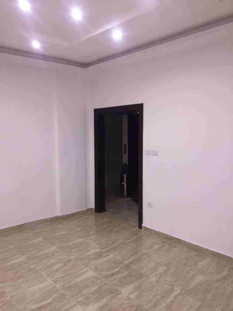 عماره حديثة البناء ..بتشطيب سوبر ديلوكس ...كراج خاص وخزان ماء خاص لكل شقه ...في منطقة البنيات قريبه من مدارس الحصاد الحديثة ..تبقى شقتين فقط..قابله للتفاوض ..التعامل مع الشركه مباشرة.