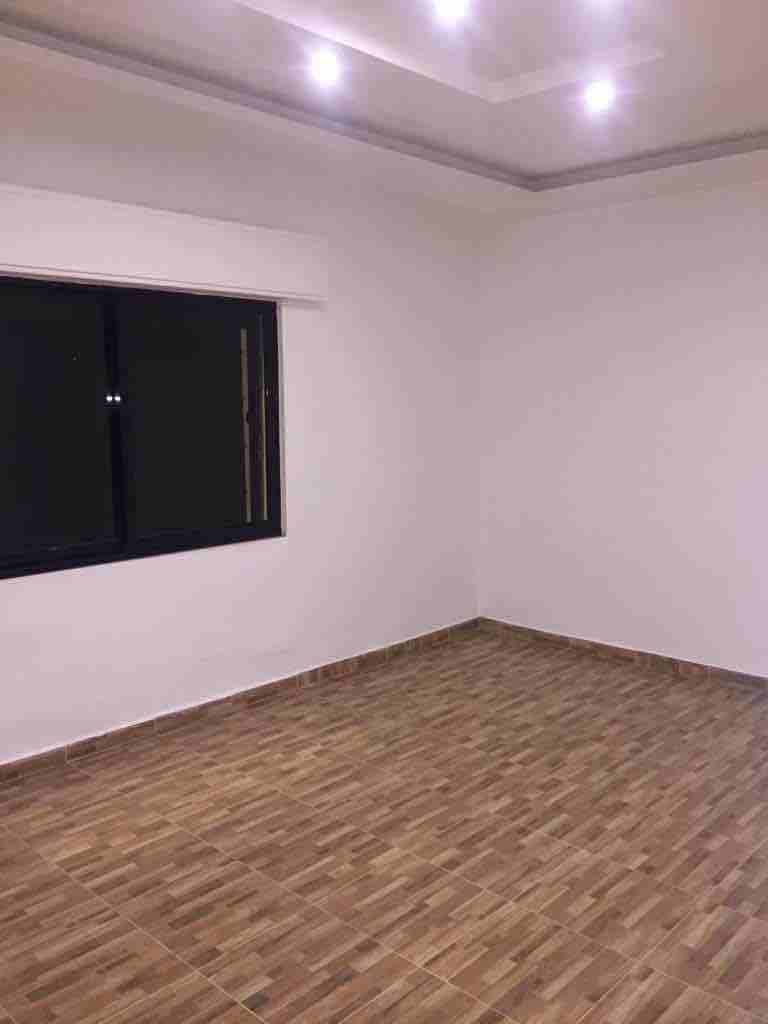 عماره حديثة البناء ..بتشطيب سوبر ديلوكس ...كراج خاص وخزان ماء خاص لكل شقه ...في منطقة البنيات قريبه من مدارس الحصاد الحديثة ..تبقى شقتين فقط..قابله للتفاوض ..التعامل مع الشركه مباشرة.