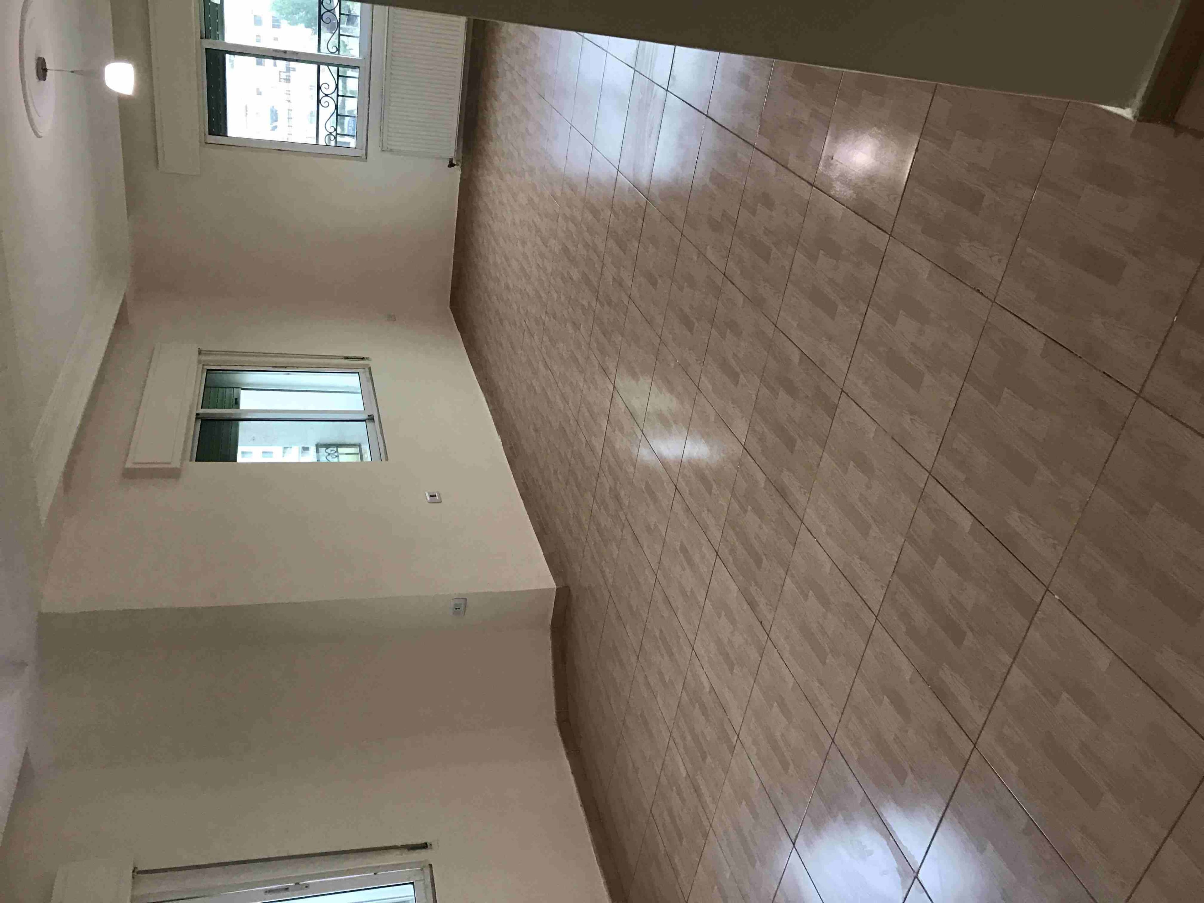 شقه طابقيه للبيع خلف شارع مكة..موقع مميز ..طابق رابع مع روف..على شارعين.مطبخ بلوط.كراج..0795709397