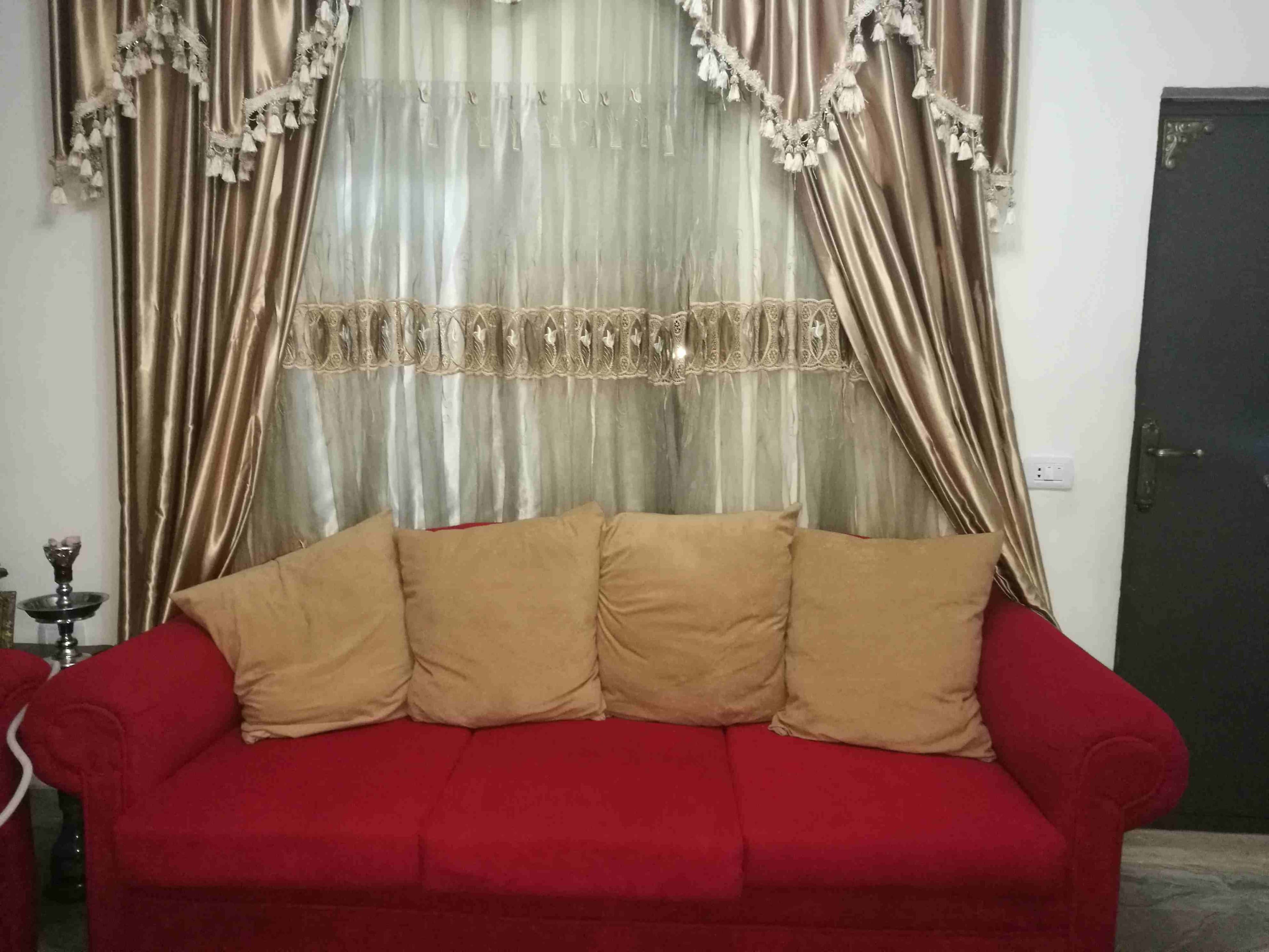 طقم كنب 7مقاعد بحاله ممتازه مع برداي
لا تنسَ أنك شاهدت هذا الإعلان في عنكبوت
طقم كنب لون احمر مع...
