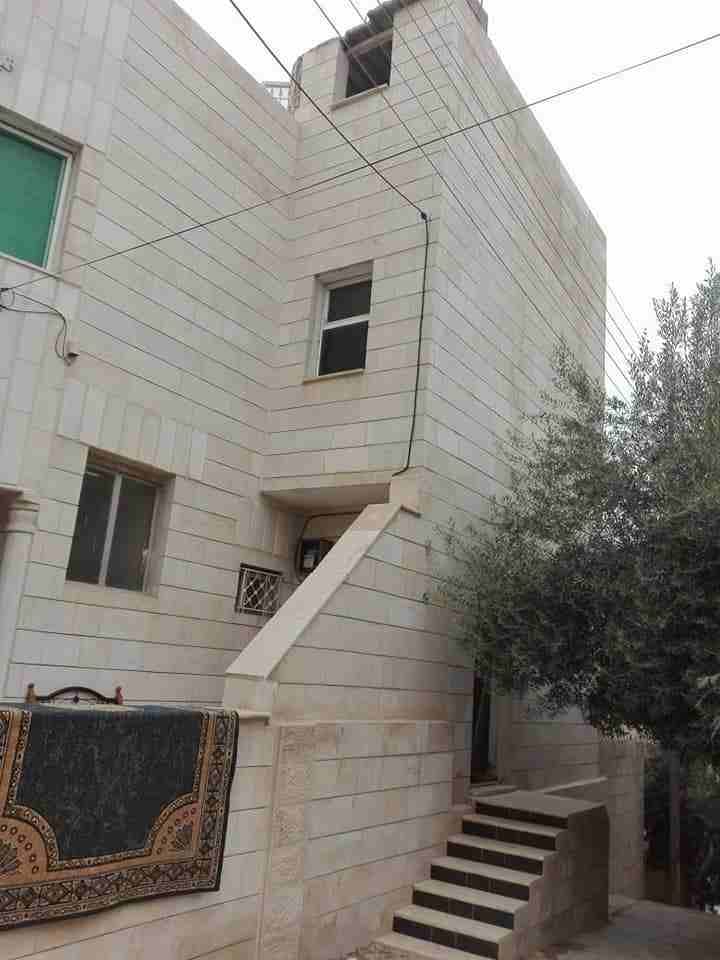مساحة الارض 225 متر
بيت دوبلكس مساحة كل طابقة 125 متر
(واجهتين حجر)
البيت طابقين مكون :
الطابق الاول : من (3) غرف نوم + حمام عائلي + ترس مقزز بالكامل
الطابق الثاني : مطبخ راكب مساحة 5متر ×4....