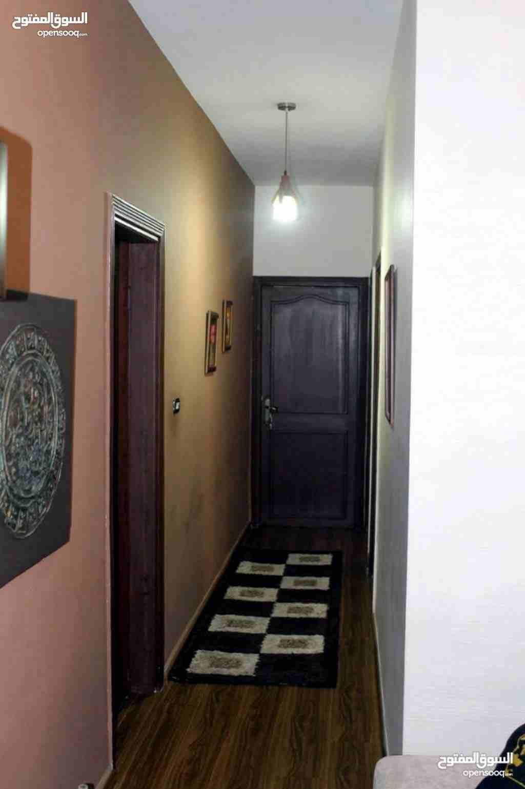 شقة مساحة 175 متر الطابق الثاني بحالة ممتازة جدًا للبيع من المالك مباشرة بموقع مميز قرب الخدمات
صالون حرف L مع برندة
مطبخ امريكي
غرف نوم عدد 3
حمام عدد 3
غرفة خادمة عدد 1
غرفة غسيل عدد 1
خزائن...