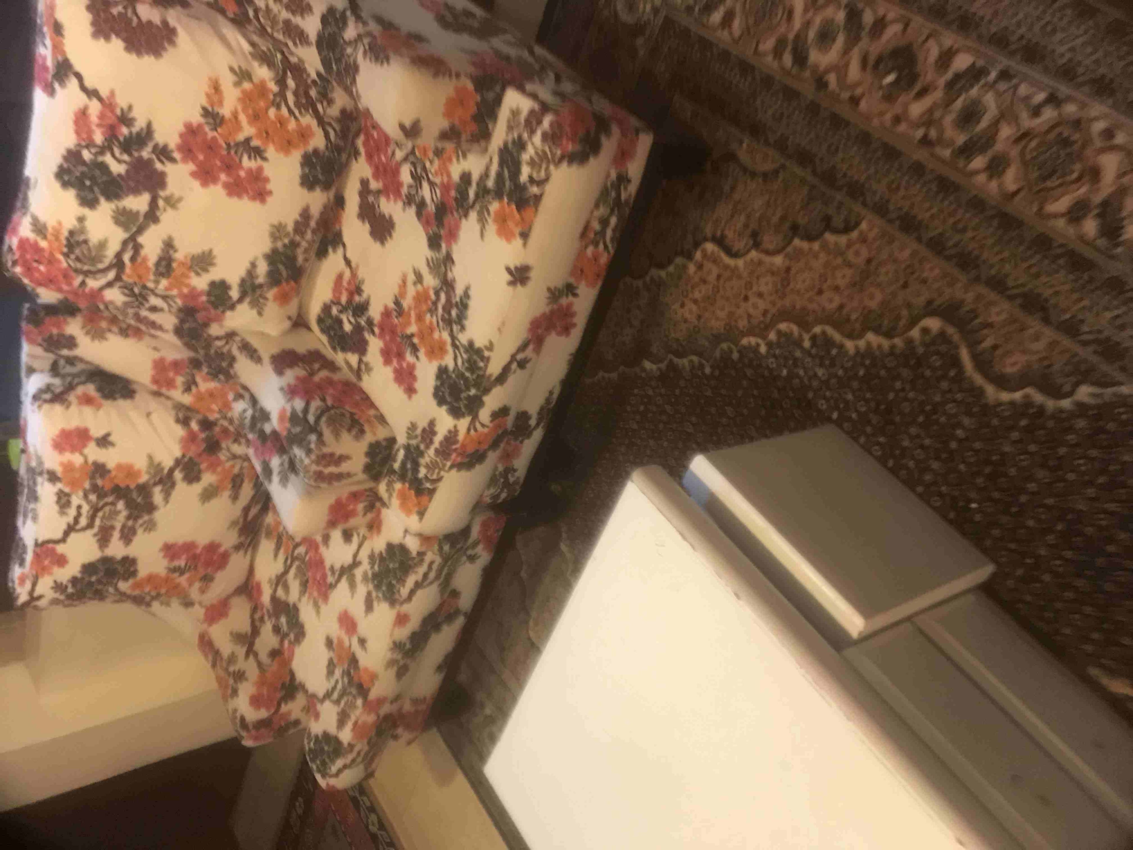طقم كنب سبع مقاعد بحال الجديد سعر الشراء750 استعمال سنتين و معه قرن ولكن غير متوفر صورتهم سعر البيع300 دينار
طاولة سفرة اربع مقاعد سعر الشراء 380 استعمال سنتين مطلوب 200 دينار
كولر بيكو ممتاز سعر ال...