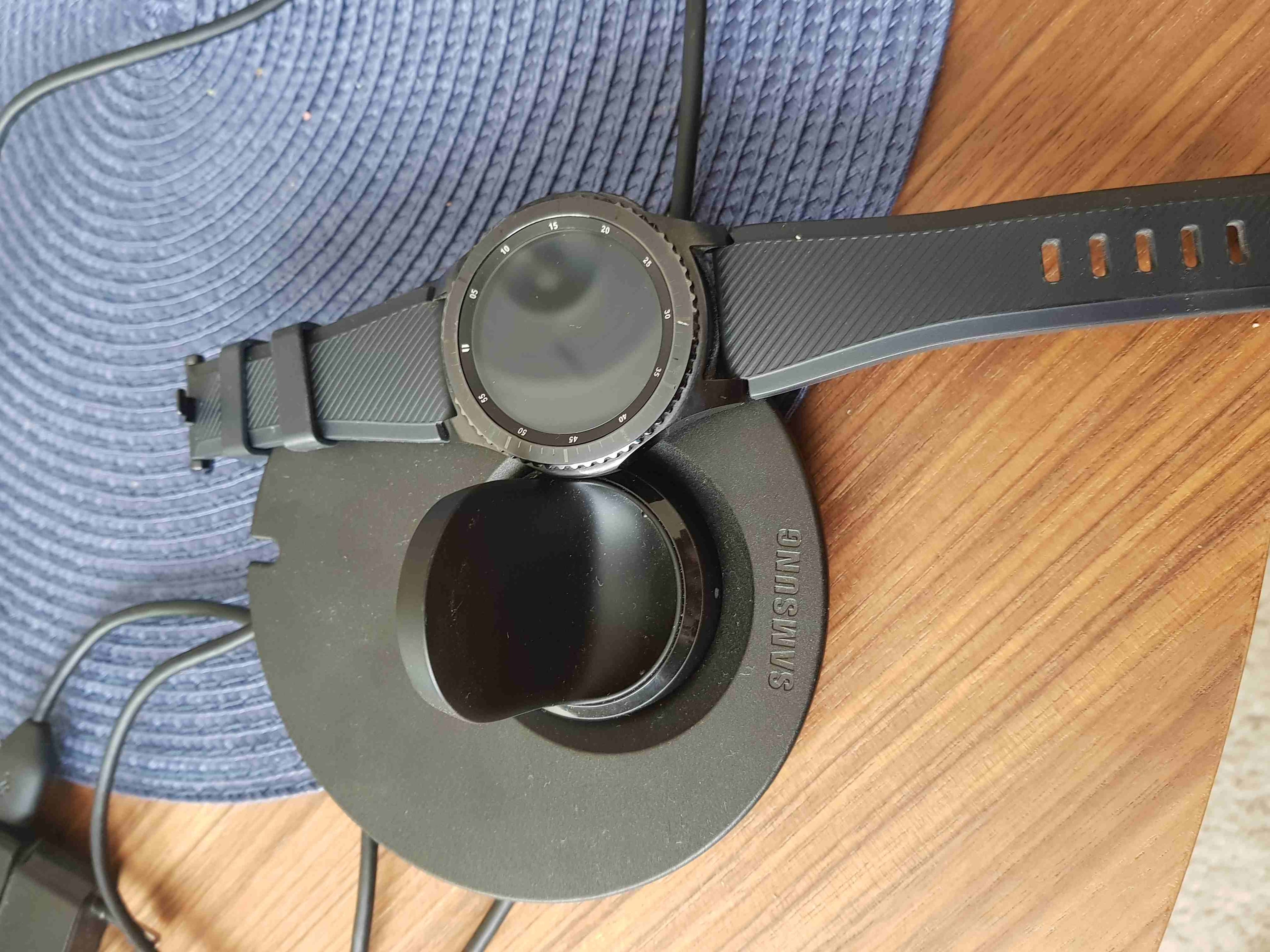 Samsung Gear S3 Frontier with wireless charging
لا تنسَ أنك شاهدت هذا الإعلان في عنكبوت
Brand new...
