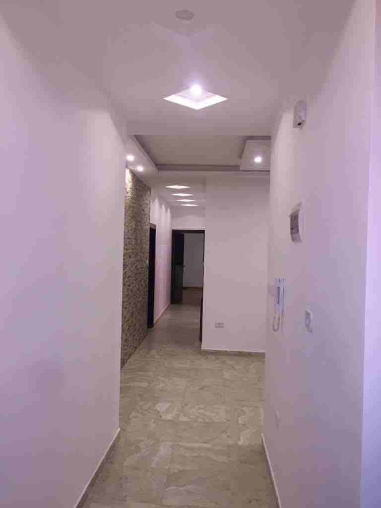 عماره حديثة البناء ..بتشطيب سوبر ديلوكس ...كراج خاص وخزان ماء خاص لكل شقه ...في منطقة البنيات قريبه من مدارس الحصاد الحديثة ..تبقى شقتين فقط..قابله للتفاوض ..التعامل مع الشركه مباشرة.