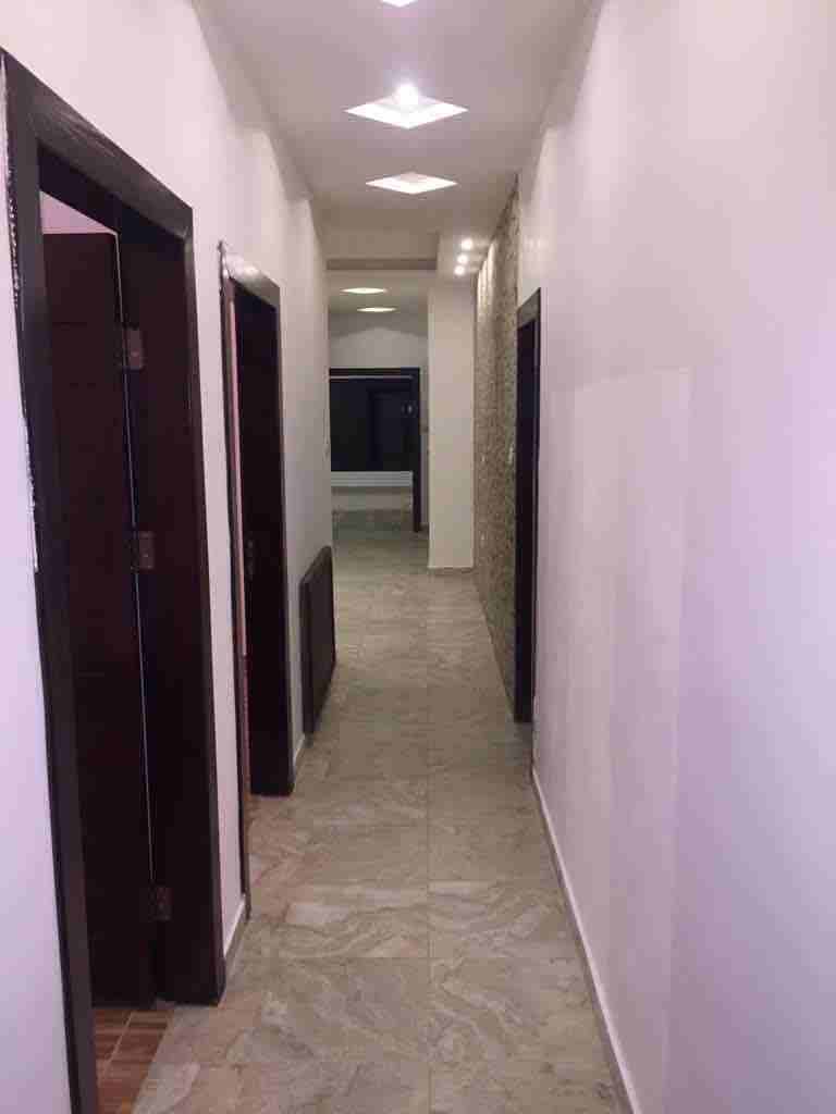 عماره حديثة البناء ..بتشطيب سوبر ديلوكس ...كراج خاص وخزان ماء خاص لكل شقه ...في منطقة البنيات قريبه من مدارس الحصاد الحديثة ..تبقى شقتين فقط..قابله للتفاوض ..التعامل مع الشركه مباشرة.