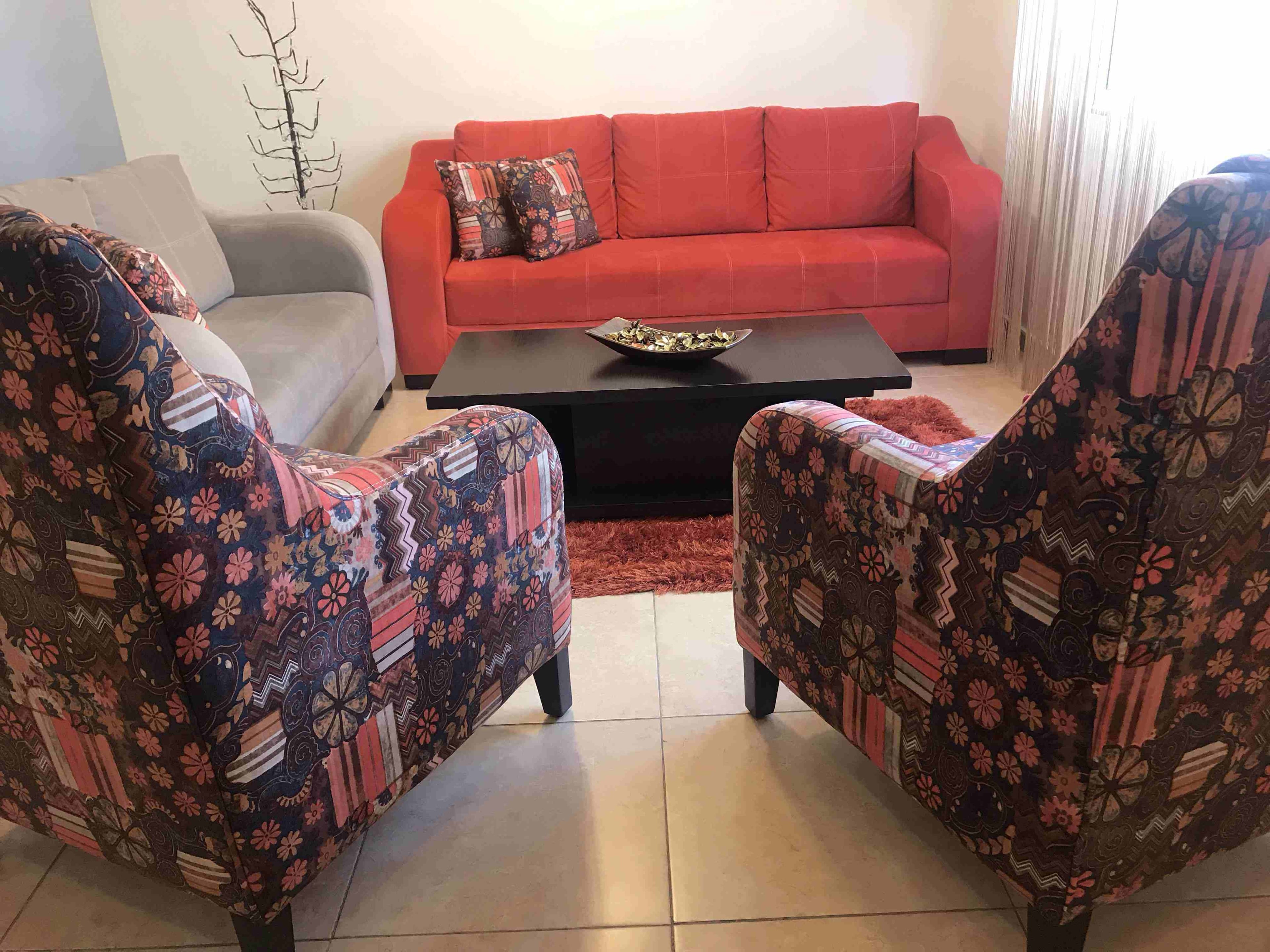 طقم كنب سبع مقاعد خشب سويد بحالة الجديد استخدام ١٠ اشهر فقط استخدام عرسان خفيف جدا السعر غير قابل للتفاوض