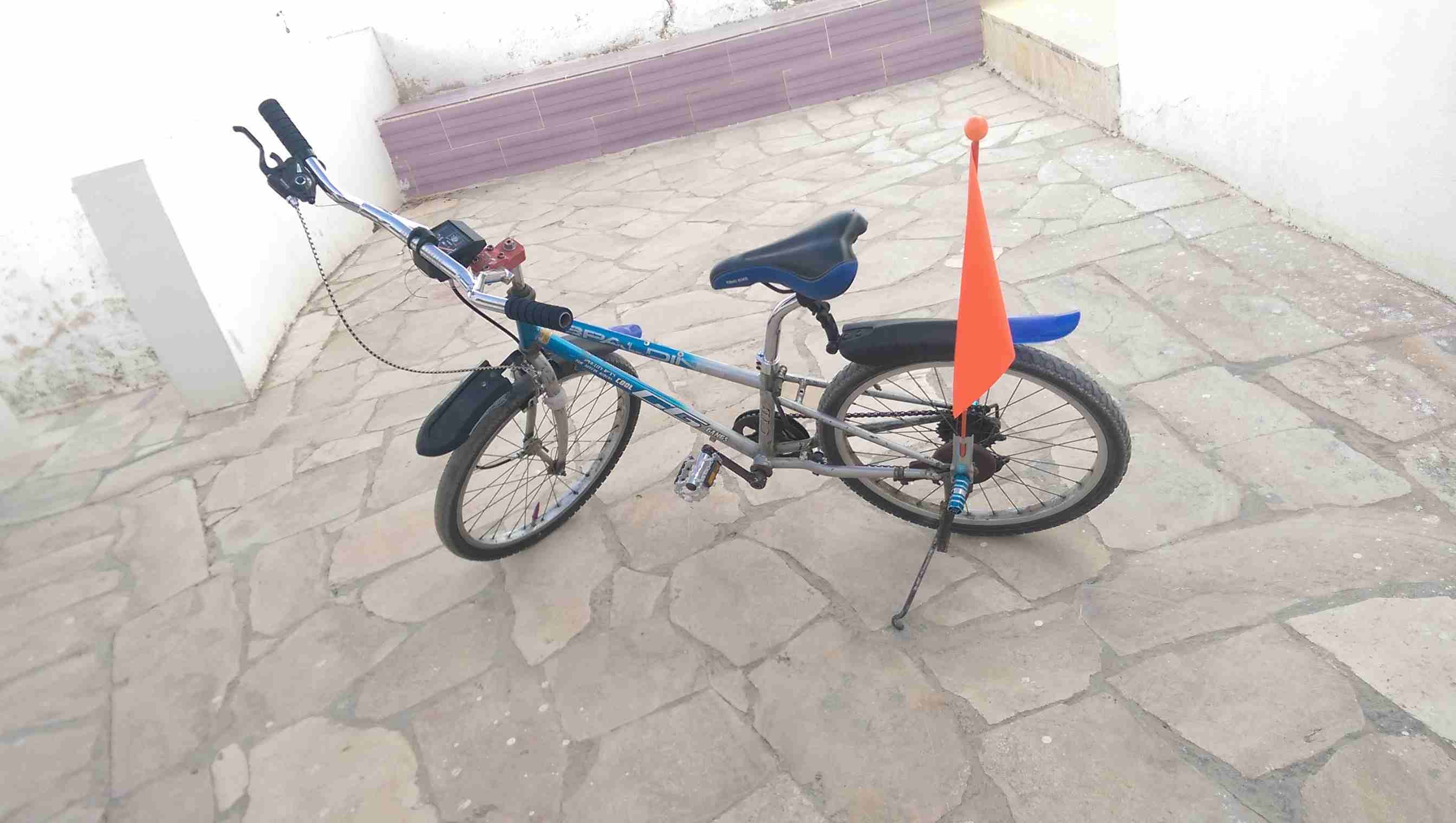 بسكليت الماني النمره 22
لا تنسَ أنك شاهدت هذا الإعلان في عنكبوت
الجنط المنوم عليه دلمو ضو امامي ا...