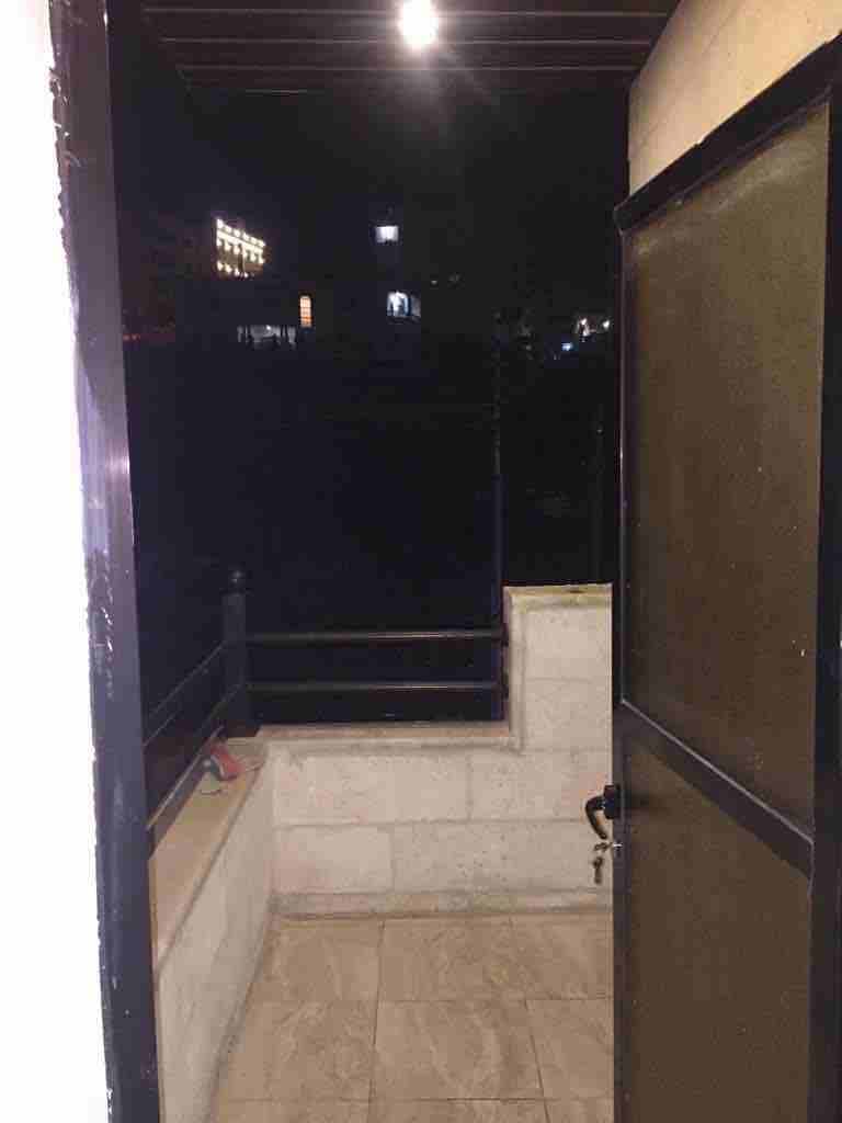 عماره حديثة البناء ..بتشطيب سوبر ديلوكس ...كراج خاص وخزان ماء خاص لكل شقه ...في منطقة البنيات قريبه من مدارس الحصاد الحديثة ..تبقى شقتين فقط..قابله للتفاوض ..التعامل مع الشركه مباشرة.