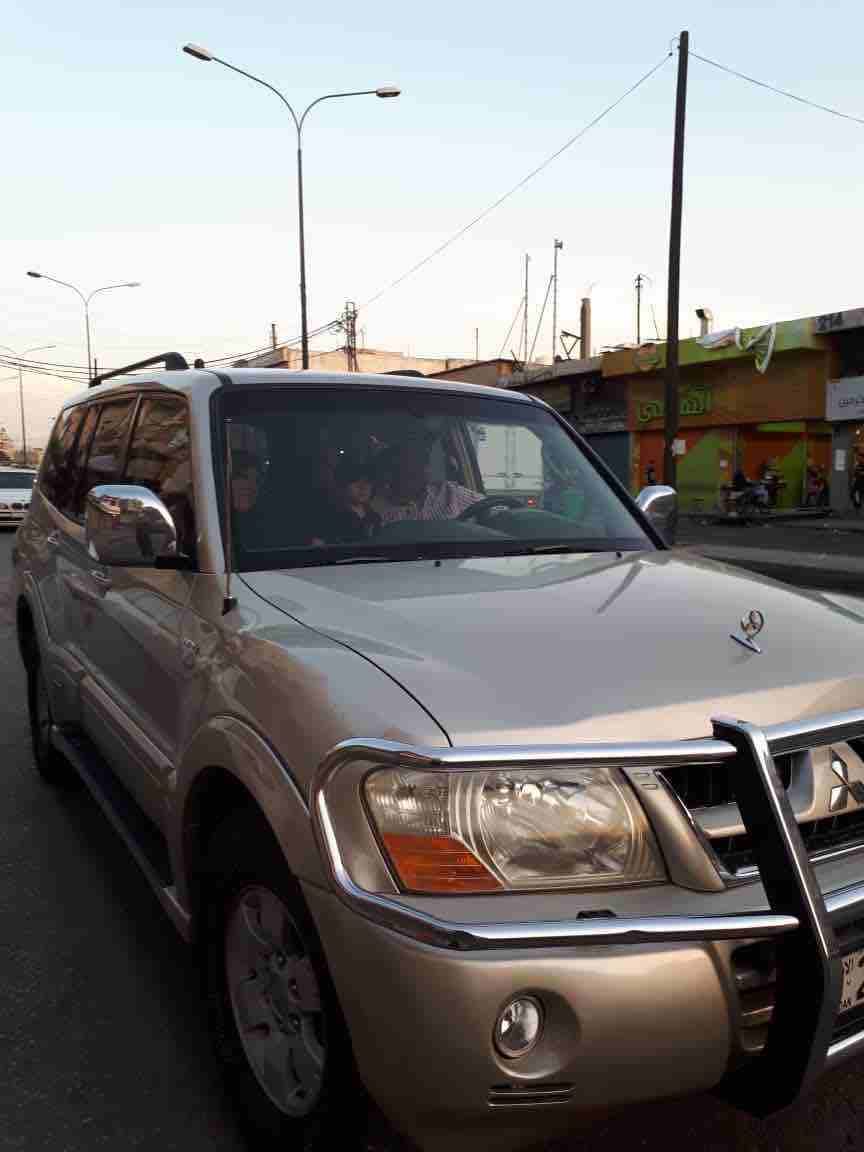 ميتسوبيشي باجيرو بحالة ممتازة ممتازة موديل 2004، وارد خليجي ترخيص واطي 75 دينار تنازل واطي لون ذهبي ميتالك، ماتور 3800سي سي، 6سلندر، دبل جير تبترونك 4×4، خاصية دفلوك (مقاومة التغريز)، 7 ركاب، دع...