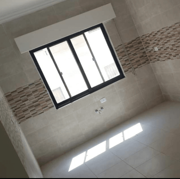 شقة طابق أول للبيع في الظهير اول مرج الحمام الشقة مكونه من ( صالون / معيشه / مطبخ مفتوح / 3 غرف نوم وحده ماستر / 3 حمامات / خزان ماء اضافي / مخزن خاص )
مؤسس مكان لوضع المكيف موصول للسطح
للاستفسار : 07...