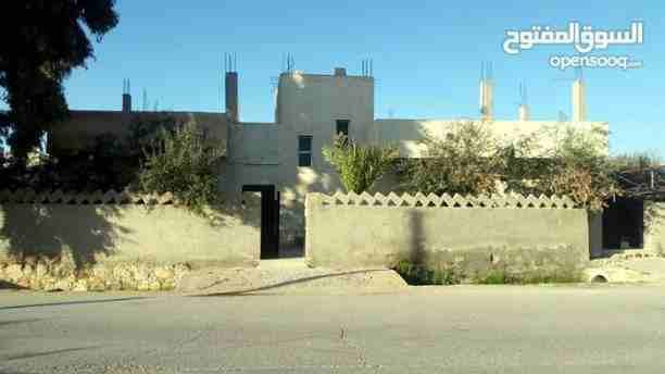 بيت للبيع في مادبا الاردن
مساحه ٣٠٥م على أرض دونم عباره عن شقتين بمدخلين منفصلين في مادبا. مزروعة زيتون على شارعين ومقابل الثانويه العامه للبنات والمركز الصحي. طابق اول مستقل .سور . بئر ماء وسور وأشجا...