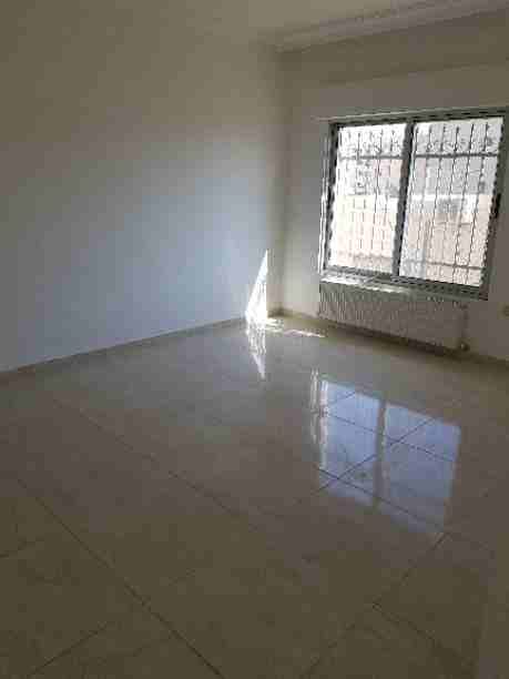 شقة فارغة للإيجار مساحتها ١٥٠م٢ طابق ٢
٣ غرف نوم، ١ ماستر مع كندشن، ٣ حمامات، صالون حرف L مع بلكونة، غرفة معيشة، مطبخ راكب، غرفة غسيل
تدفئه مركزية، كراج، مصعد، حارس، حماية على الشبابيك و على الباب ا...