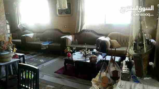 بيت للبيع في مادبا الاردن
مساحه ٣٠٥م على أرض دونم عباره عن شقتين بمدخلين منفصلين في مادبا. مزروعة زيتون على شارعين ومقابل الثانويه العامه للبنات والمركز الصحي. طابق اول مستقل .سور . بئر ماء وسور وأش...