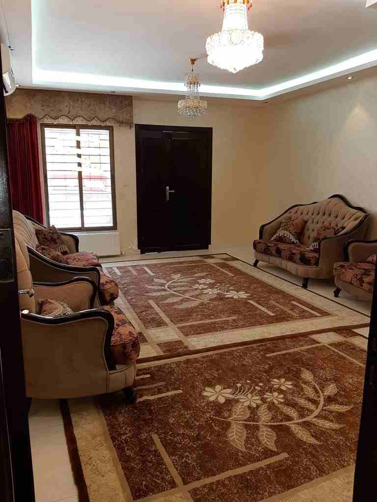 خلف الهوليداى ان موقع رائع مميز 180م أرضية مدخل مستقل تراس أمامى مطل 3نوم 3حمام صالون سفرة معيشة مطبخ راكب أرضيات رخام زجاج دبل جلاس تدفئة كراج سوبر ديلوكس بناء حديث بسعر 130ألف للمراجعة 0799999238