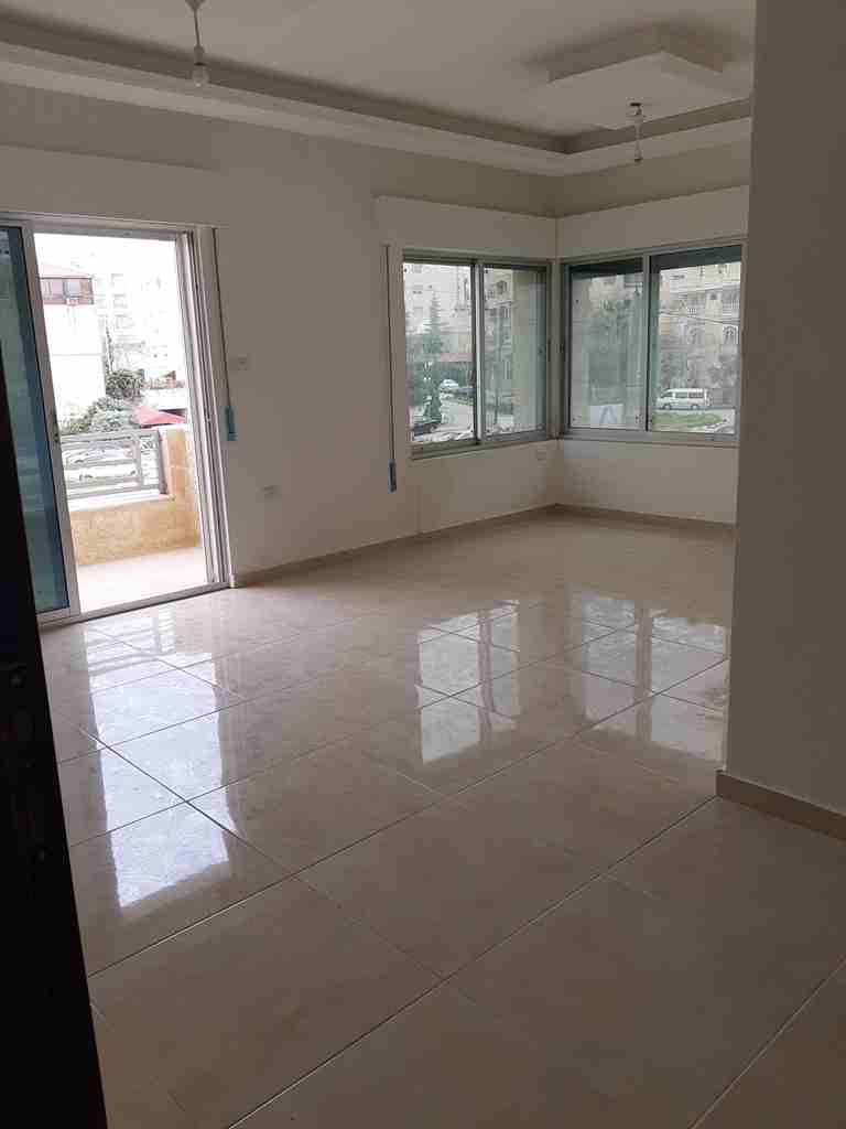 أم السماق قرب شارع المدينة المنورة موقع رائع سكنى استثمارى ممتاز 100م طابق أول 2نوم 2حمام صالون مطبخ بلكونه بورسلان مصعد كراج تأسيس تدفئة لم تسكن سوبر ديلوكس بسعر 82ألف للمراجعة أبوريان 0799999238