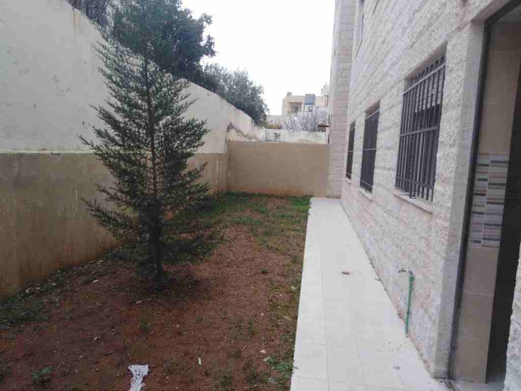 شقة للبيع فى ضاحية الرشيد موقع رائع وقرب الخدمات 145م تسويه أولى مع حديقة وتراسات 3نوم 3حمام صالون صسفرة مطبخ بورسلان جبص تدفئة كراج سوبرديلوكس لم تسكن بسعر 65ألف للمراجعة أبوريان 0799999238