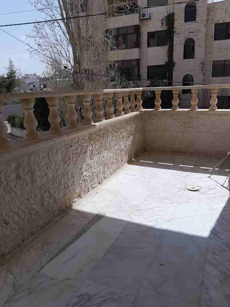 الرابية شقة للايجار فارغة موقع رائع 186م طابق أول 3نوم 3حمام صالون سفرة معيشة مطبخ راكب بلكونة مصعد كراج تدفئة بأجرة سنوى 4800دينار للمراجعة أبوريان 0799999238