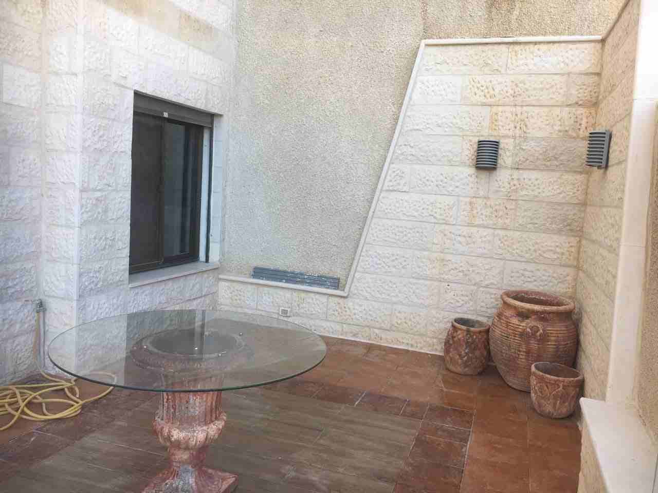 شقة مفروشة سوبر ديلوكس للبيع في عبدون مقابل السفارة البريطانية
مساحة 200 م طابق ثاني اطلالة رائعة
مكونة من 3 غرف نوم (1 ماستر) – 3 حمام – مطبخ – صالون
اثاث فاخر – المطبخ مج...