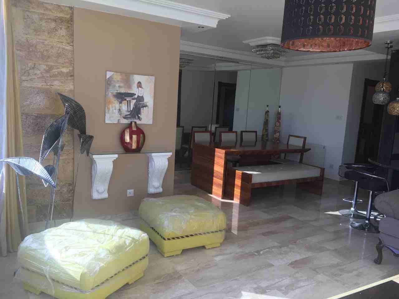 شقة مفروشة سوبر ديلوكس للبيع في عبدون مقابل السفارة البريطانية
مساحة 200 م طابق ثاني اطلالة رائعة
مكونة من 3 غرف نوم (1 ماستر) – 3 حمام – مطبخ – صالون
اثاث فاخر – المطبخ مج...
