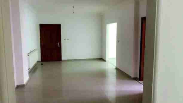 شقة للبيع - طابق اول - في جبل الزهور مساحة 170 متر مربع بالقرب من دوار الزهور ،
3 غرف نوم، واحدة ماستر / 2 حمام / غرفة معيشة كبيرة / صالون / برندة / مطبخ خشب راكب /تدفئة ، حديد حماية للشبابيك والابوا...