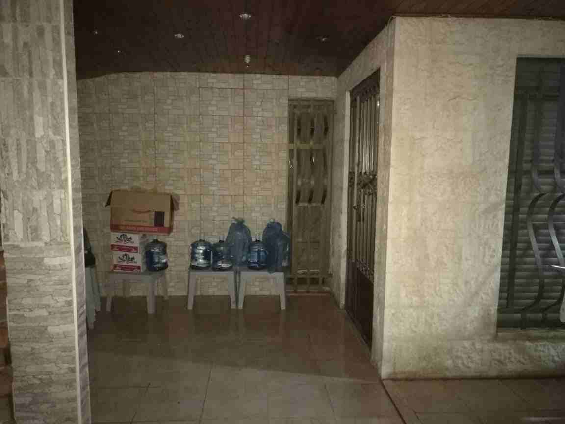 شقة للبيع في ضاحية الرشيد خلف مدارس المنهل على شارعين خلف نادي ضباط الدفاع المدني
المساحة 225 م
شبه تسوية لها مدخلين مهوية وواصلها الشمس
مكونة من 5غرف (1 ماستر) و 4 حمامات
مطبخ مقتوح نظام امريكي &nda...