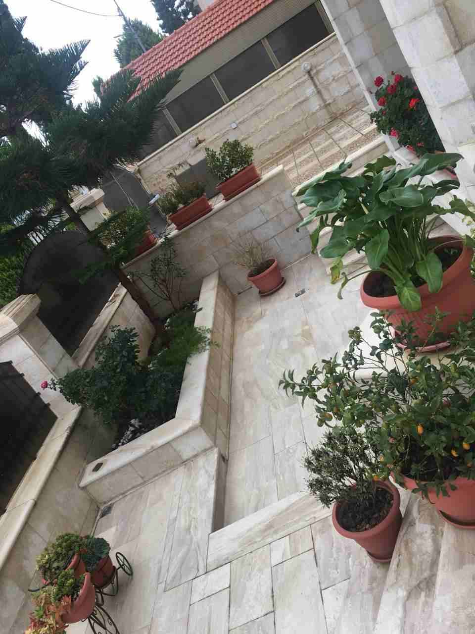 فيلا مستقلة للبيع في خلدا قرب مدارس المعارف
مساحة الارض 822 م
مساحة البناء 1120 م 3 طوابق و رووف
مكونة من :
تسوية 340 م
الطابق الارضي 340 م
الطابق الاول 340 م
رووف 120م
مكون من 4 غرف نوم ماستر &nd...