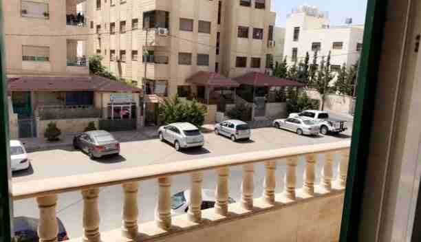 شقة للبيع - طابق اول - في جبل الزهور مساحة 170 متر مربع بالقرب من دوار الزهور ،
3 غرف نوم، واحدة ماستر / 2 حمام / غرفة معيشة كبيرة / صالون / برندة / مطبخ خشب راكب /تدفئة ، حديد حماية للشبابيك والابوا...