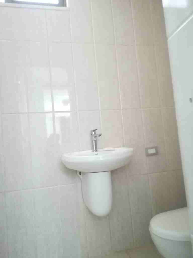 خلف الهوليداى ان موقع رائع مميز وقرب الخدمات استديو لايجار مفروش غرفة نوم وحمام ومطبخ وجلسه طقم كنب وسفرة واجهزة كهربائية مفروش بالكامل سوبر ديلوكس ايجار شهرى 250دينار للمراجعة أبوريان / 0799999238