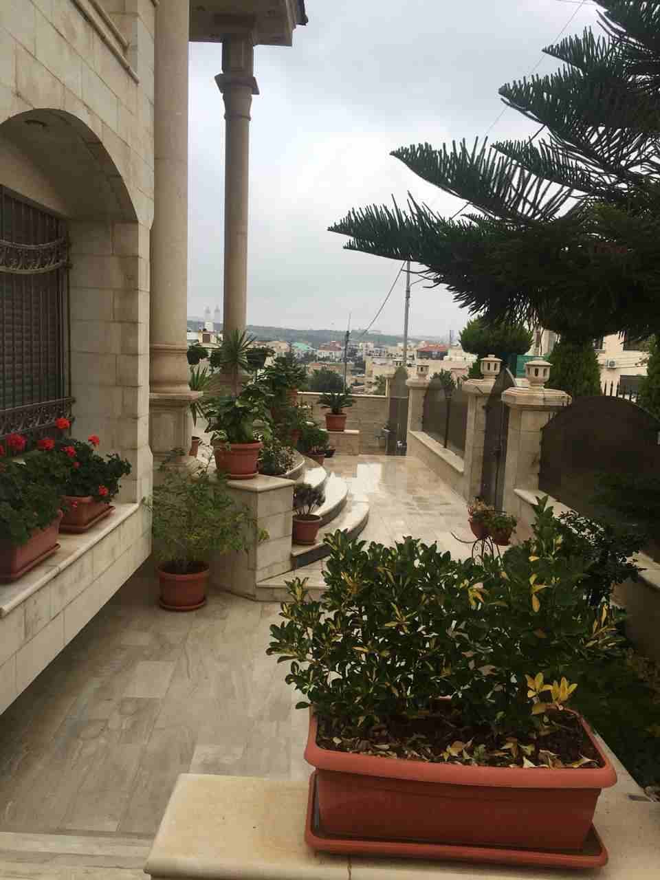 فيلا مستقلة للبيع في خلدا قرب مدارس المعارف
مساحة الارض 822 م
مساحة البناء 1120 م 3 طوابق و رووف
مكونة من :
تسوية 340 م
الطابق الارضي 340 م
الطابق الاول 340 م
رووف 120م
مكون من 4 غرف نوم ماستر &nd...