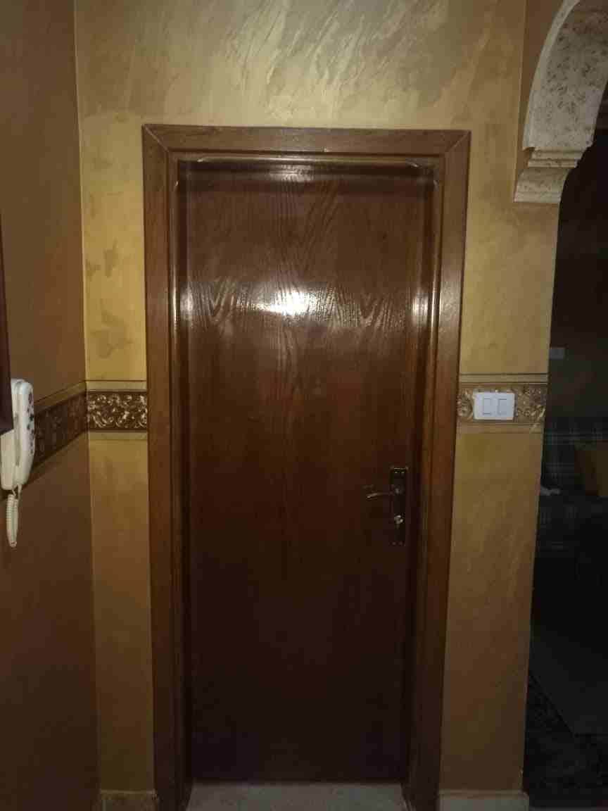 شقة للبيع في ضاحية الرشيد خلف مدارس المنهل على شارعين خلف نادي ضباط الدفاع المدني
المساحة 225 م
شبه تسوية لها مدخلين مهوية وواصلها الشمس
مكونة من 5غرف (1 ماستر) و 4 حمامات
مطبخ مقتوح نظام امريكي &nda...