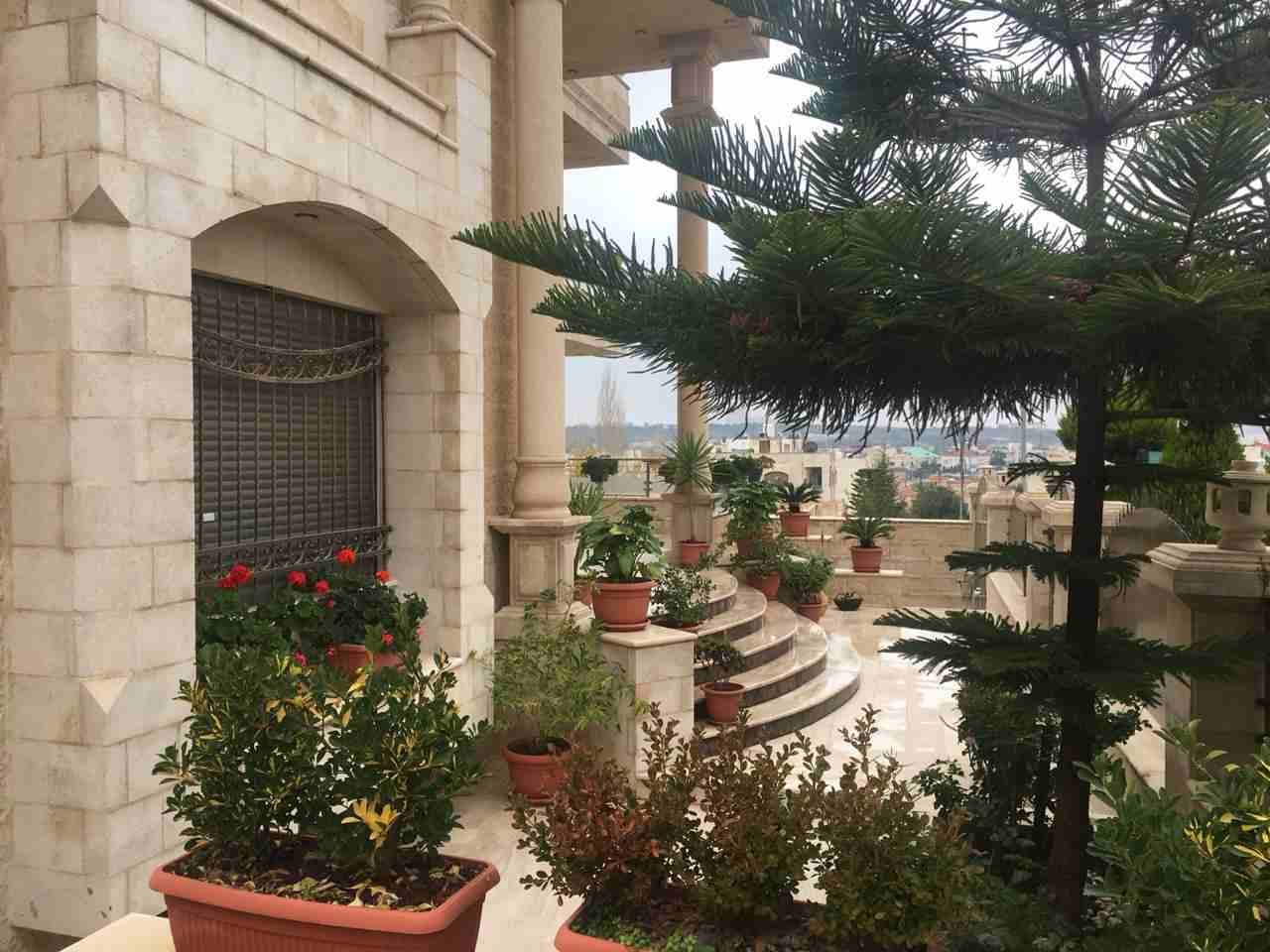 فيلا مستقلة للبيع في خلدا قرب مدارس المعارف
مساحة الارض 822 م
مساحة البناء 1120 م 3 طوابق و رووف
مكونة من :
تسوية 340 م
الطابق الارضي 340 م
الطابق الاول 340 م
رووف 120م
مكون من 4 غرف نوم ماستر &nd...
