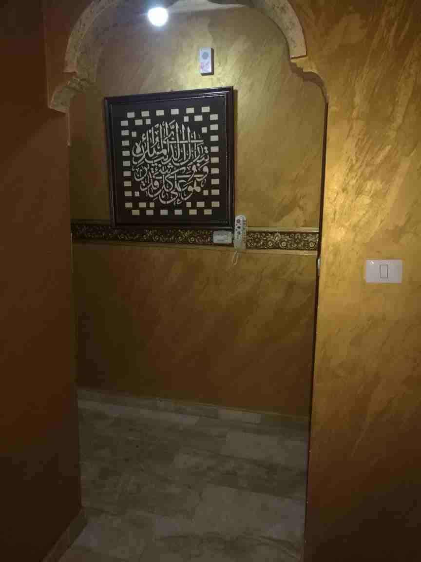شقة للبيع في ضاحية الرشيد خلف مدارس المنهل على شارعين خلف نادي ضباط الدفاع المدني
المساحة 225 م
شبه تسوية لها مدخلين مهوية وواصلها الشمس
مكونة من 5غرف (1 ماستر) و 4 حمامات
مطبخ مقتوح نظام امريكي &nda...