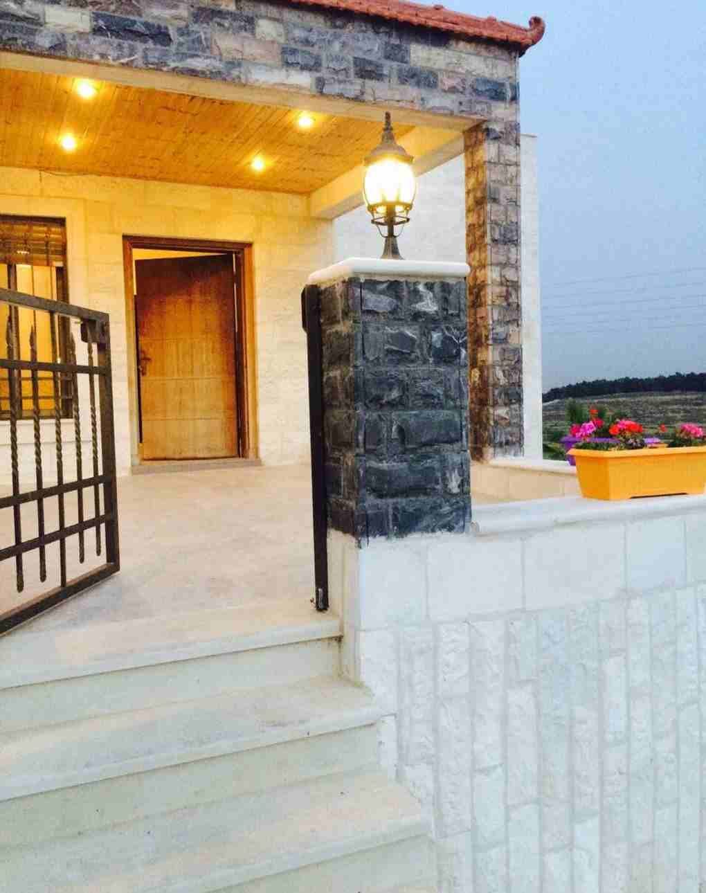 فيلا سوبر ديلوكس للبيع في شارع السلام مرج الحمام
مساحة البناء: 650 م٢ ثلاث طوابق
مساحة الأرض: 500 م٢
تشطيب سوبر ديلوكس مكونه من طابقين و روف منفصلين بشقق
أطلاله خلابه مميزه في اعلى القمم موقع فلل خاص...