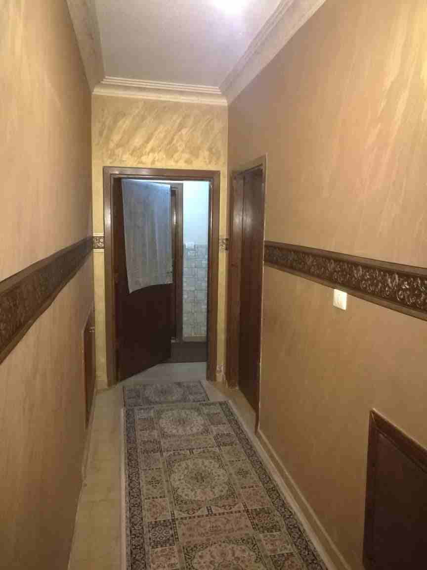 شقة للبيع في ضاحية الرشيد خلف مدارس المنهل على شارعين خلف نادي ضباط الدفاع المدني
المساحة 225 م
شبه تسوية لها مدخلين مهوية وواصلها الشمس
مكونة من 5غرف (1 ماستر) و 4 حمامات
مطبخ مقتوح نظام امريكي &nda...