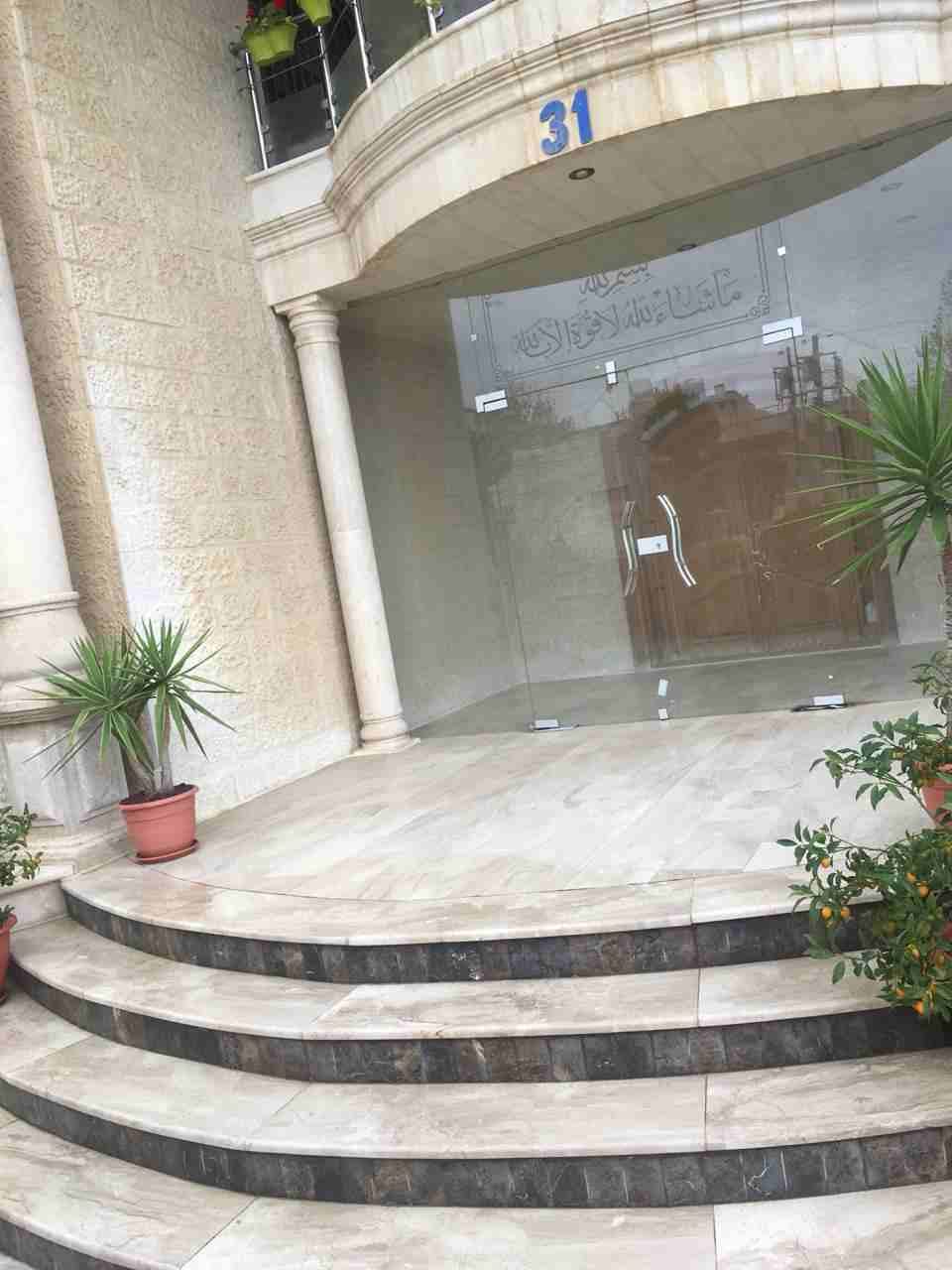 فيلا مستقلة للبيع في خلدا قرب مدارس المعارف
مساحة الارض 822 م
مساحة البناء 1120 م 3 طوابق و رووف
مكونة من :
تسوية 340 م
الطابق الارضي 340 م
الطابق الاول 340 م
رووف 120م
مكون من 4 غرف نوم ماستر &nd...
