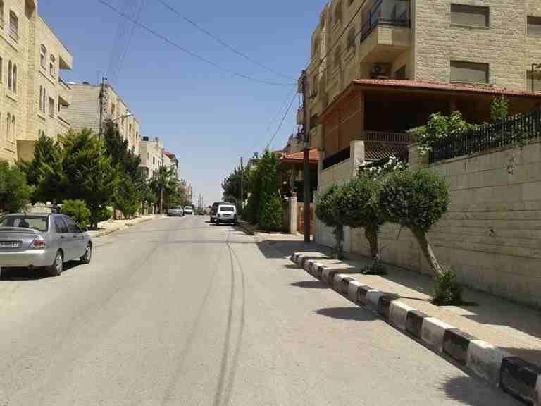الأردن - عمان
قطعة ارض في صويلح/ شارع الجامعة - خلف مفروشات شهوان (عليها بناء قديم)
حوض: البياض
المساحة: 1141م
*عليها بناء قديم 3 طوابق
الموقع: شارع الجامعة - المنطقة الواقعة خلف مفروشات شهوان
و...