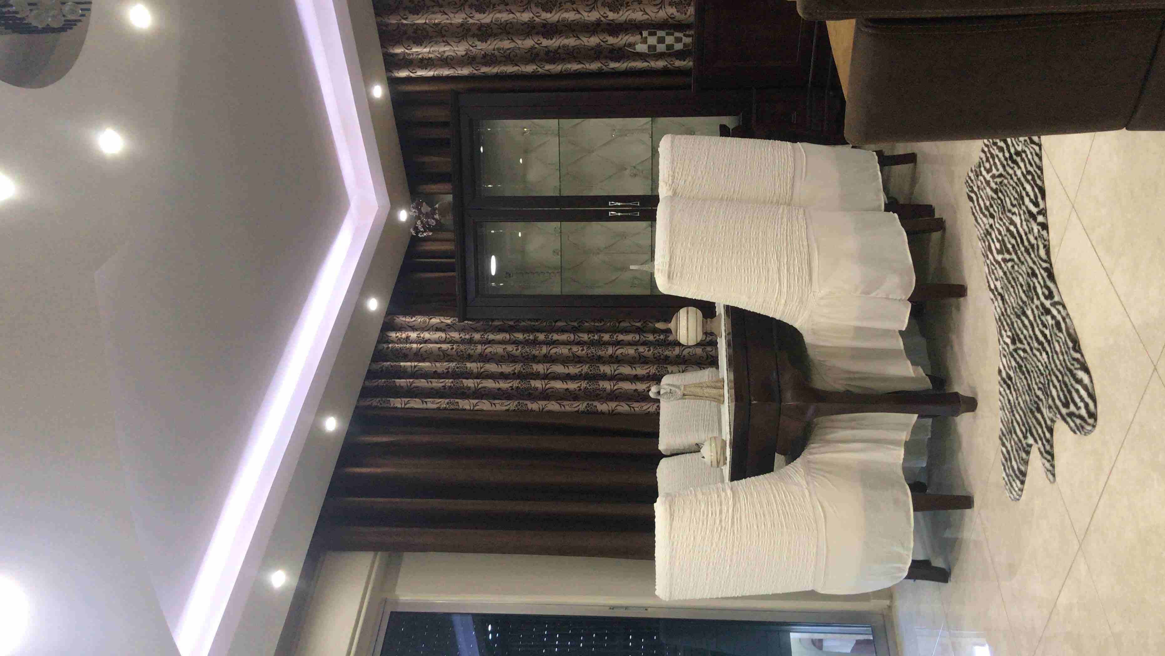 شقه سوبر ديلوكس للبيع بمنطقة حي المنصور تابعه للجبيهه بمساحة ٢٢٠م٢ طابق اول يوجد مصعد مكونه من
تلات غرف نوم واحده ماستر حمامات عدد ٣
مطبخ مجهز بالكامل غرفة عامله للمنزل
صاله عدد ٢ بلكونة بإطلاله حلو...