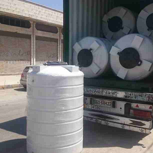 مصنع البوابة الذهبية لخزانات المياه البلاستيكية بأحجام مختلفة تتكون من طبقتين وثلاث طبقات مصنعة من مادة البولي ايثلين المعتمدة عالميا في صناعة خزانات مياه الشرب الطبقة الخارجية باللون الابيض لمنع امتص...