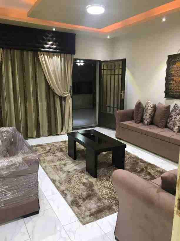 "شقة مفروشة للايجار"
الموقع ضاحية الرشيد...
طابق ارضي مساحتها 150م مع ترس 40 م مسقوف كرميد..
(تتكون من ثلاثة غرف نوم واحدة منها ماستر و صاله وصالون وثلاث حمامات ومطبخ)
(تدفئة مركزية + مكيف...