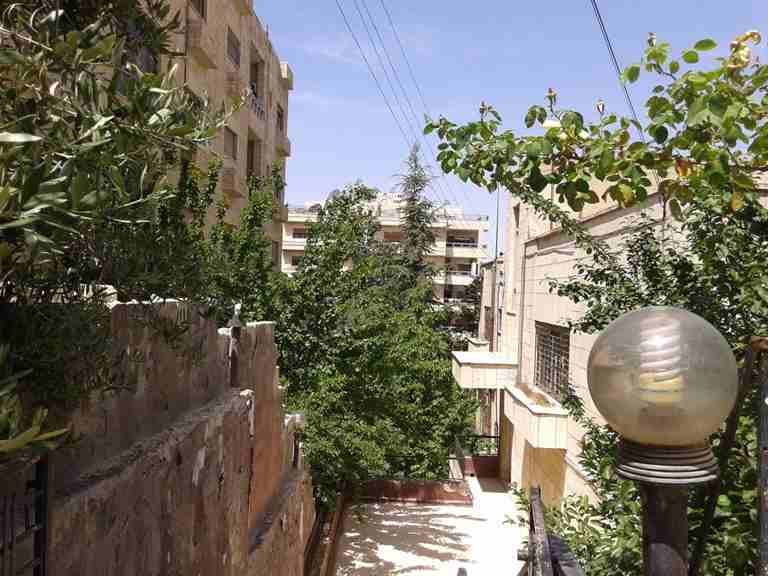الأردن - عمان
قطعة ارض في صويلح/ شارع الجامعة - خلف مفروشات شهوان (عليها بناء قديم)
حوض: البياض
المساحة: 1141م
*عليها بناء قديم 3 طوابق
الموقع: شارع الجامعة - المنطقة الواقعة خلف مفروشات شهوان
و...