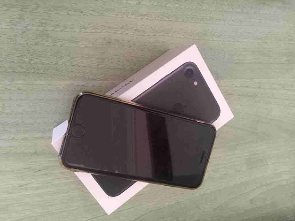 iPhone 7
32GB
بحالة جيده جداً
معه جميع اغراضه الاصليه
السعر 225 دينار قابل للتفاوض
للتواصل: 0797870710