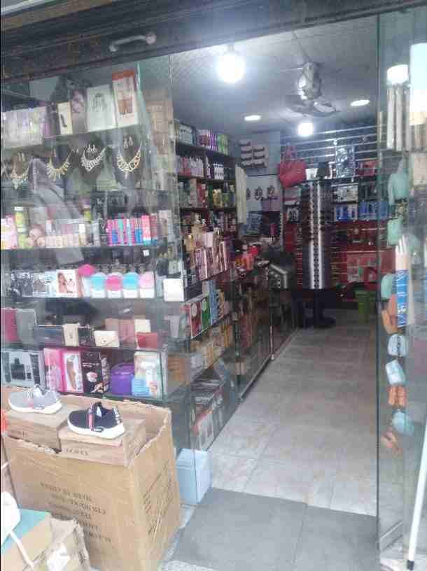 محل اكسسوارات للبيع بخلو بسيط واجهه سكريت رفوف بتارين زجاج عد٣ بترينه خارجيه سكريت ارمه وفور سيلنج جديد جرش طلوع سلطه المياه مقابل مركز شابات جرش رابع محل ع اليمين بعد السلطة