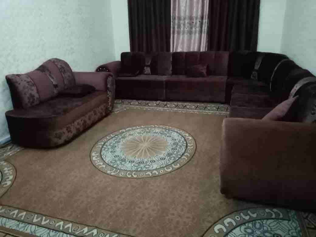 شقة للبيع قرب مديرية الصحة بناء حجر ٤ غرف وصالة مطبخ راكب حمامين يوجد تراس ومكيف قريبة من الخدمات للاستفسار الاتصال بالرقم التالي