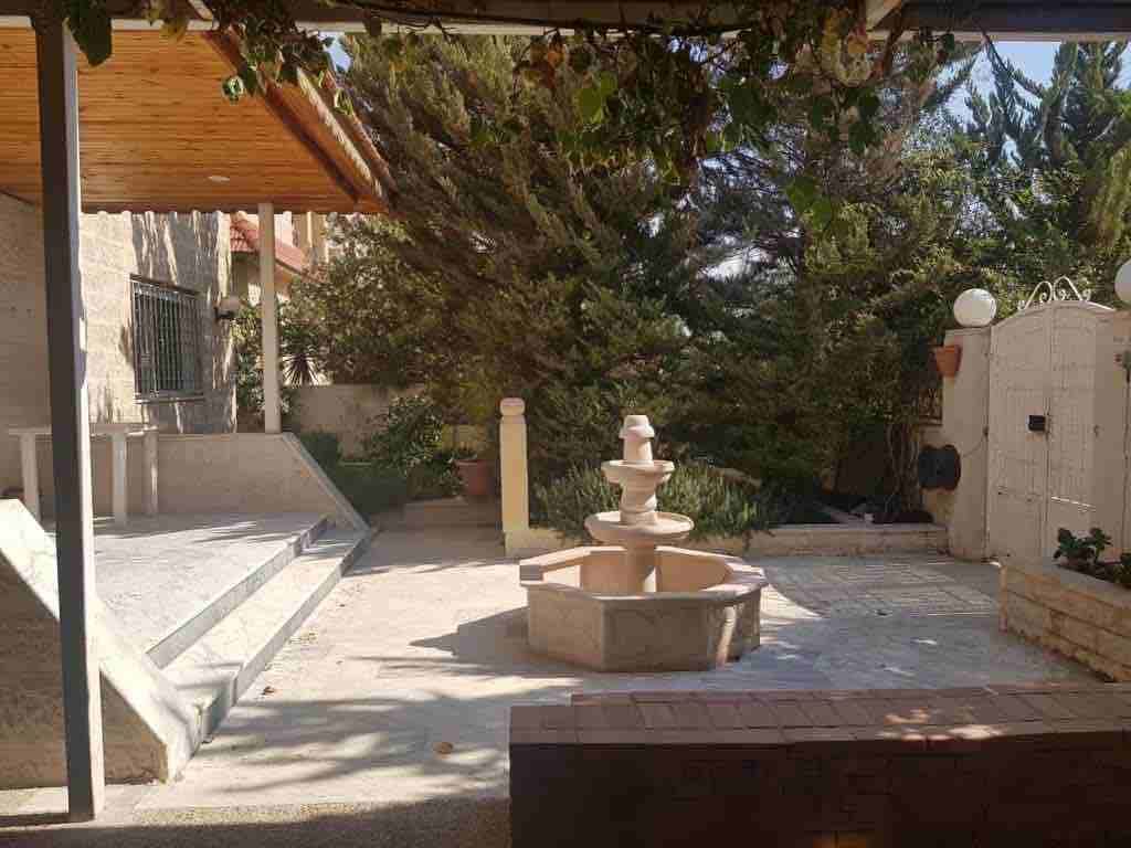 شبه فيلا للبيع في ضاحية الرشيد مكونة من طابقين وفي الطابق الثالث غرفة نوم ماستر وسطح مبلط ويجد حديقة في الطابق الثاني و يوجد حديقة اماميه مع نافورة وكراج معطى يتسع لي ثلاث سيارات
متوفر تدفئة وسخان شم...