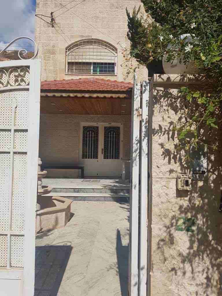 شبه فيلا للبيع في ضاحية الرشيد مكونة من طابقين وفي الطابق الثالث غرفة نوم ماستر وسطح مبلط ويجد حديقة في الطابق الثاني و يوجد حديقة اماميه مع نافورة وكراج معطى يتسع لي ثلاث سيارات
متوفر تدفئة وسخان شم...