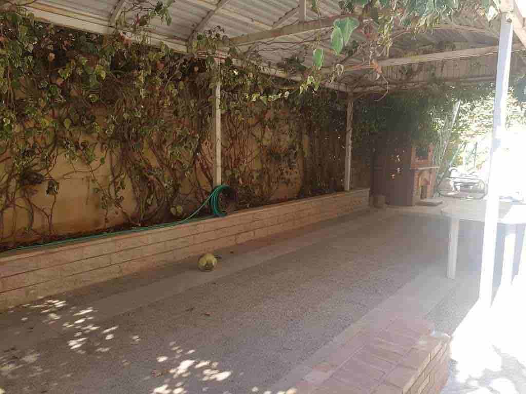 شبه فيلا للبيع في ضاحية الرشيد مكونة من طابقين وفي الطابق الثالث غرفة نوم ماستر وسطح مبلط ويجد حديقة في الطابق الثاني و يوجد حديقة اماميه مع نافورة وكراج معطى يتسع لي ثلاث سيارات
متوفر تدفئة وسخان شم...